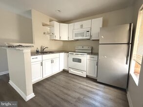 15 W 10th St in Marcus Hook, PA - Building Photo - Building Photo
