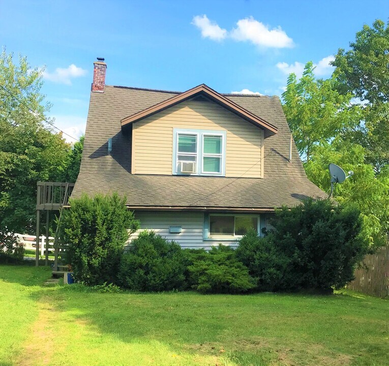 313 1/2 Rumbarger Avenue in Du Bois, PA - Building Photo