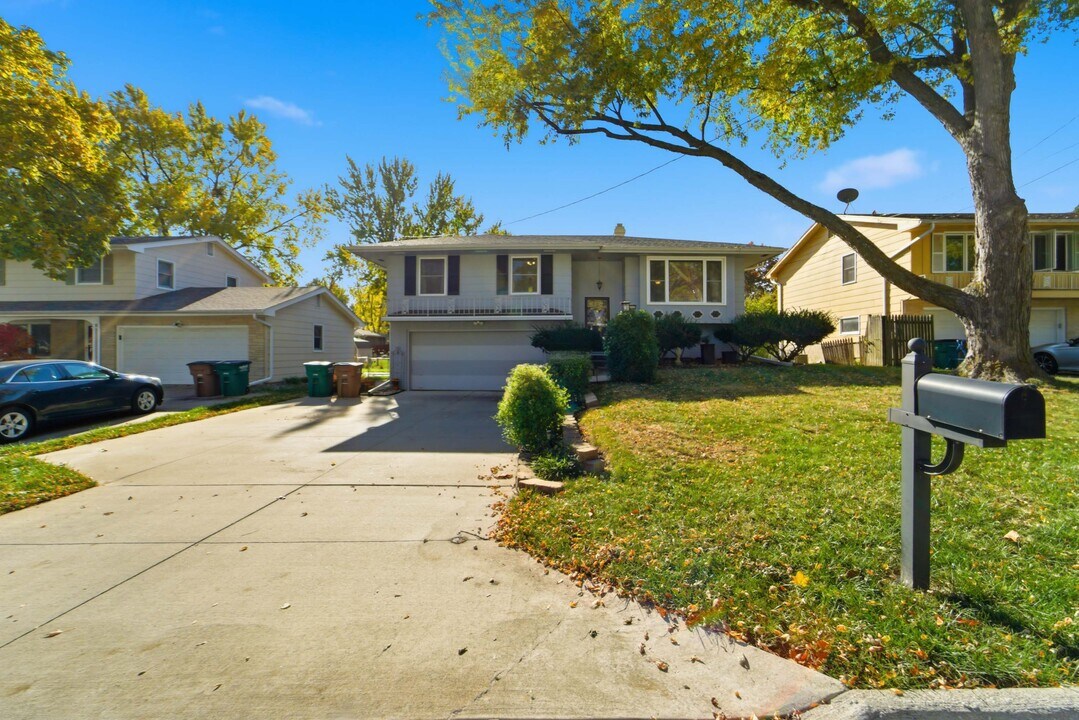 6502 Allison Ave in Windsor Heights, IA - Building Photo