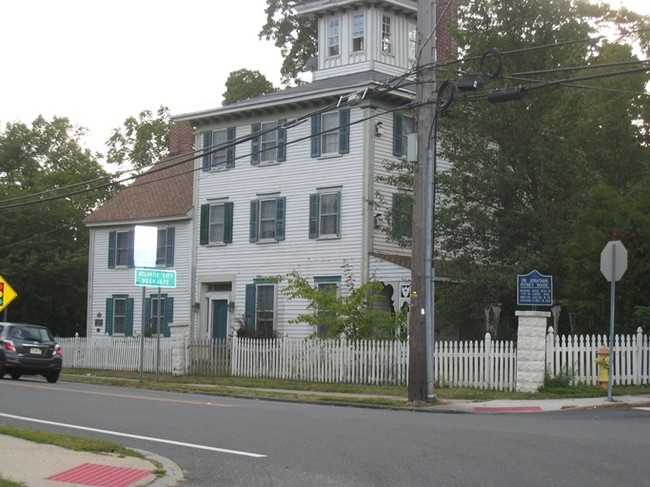 57 N Shore Rd in Absecon, NJ - Foto de edificio - Building Photo