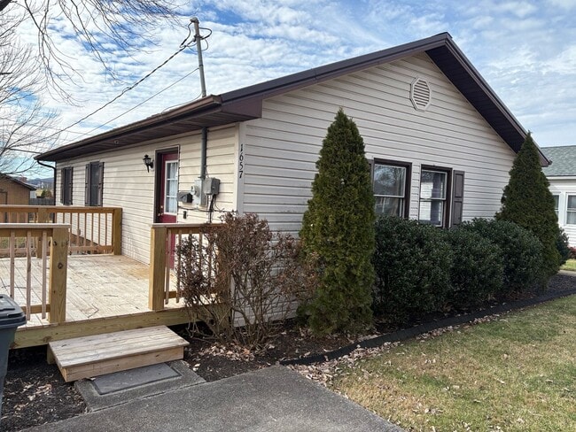 property at 1657 Redwood Dr