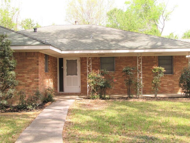 800 Alma St in Tomball, TX - Building Photo - Building Photo