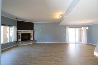 1350 Laura Ct in Templeton, CA - Foto de edificio - Building Photo