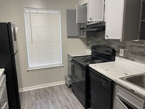 Solano Apartments in Webster, TX - Foto de edificio - Building Photo