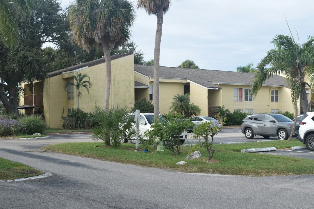 3403 Clark Rd in Sarasota, FL - Building Photo