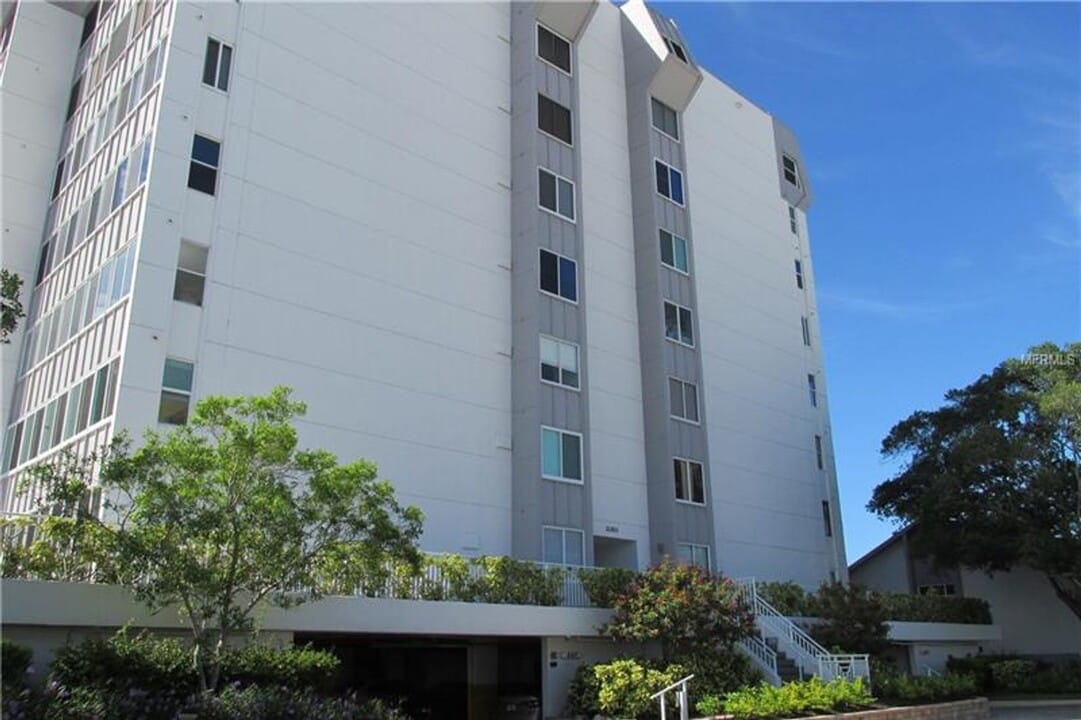1080 W Peppertree Ln in Siesta Key, FL - Building Photo