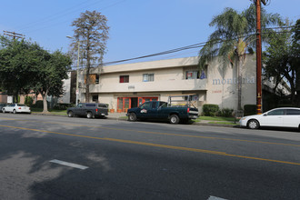 Montana Apartments in Van Nuys, CA - Building Photo - Building Photo