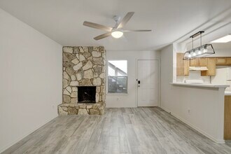 809 Bracewood Cir, Unit C in San Marcos, TX - Building Photo - Building Photo