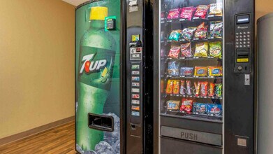 9750 Lake Shore Dr E in Indianapolis, IN - Foto de edificio - Building Photo