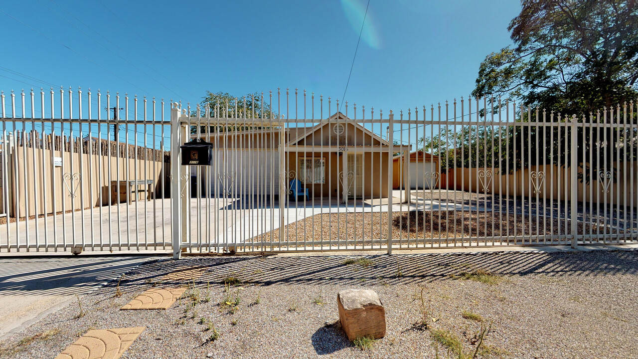 3016 3rd St NW in Albuquerque, NM - Building Photo