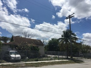 228 NW 37th St in Miami, FL - Foto de edificio - Building Photo