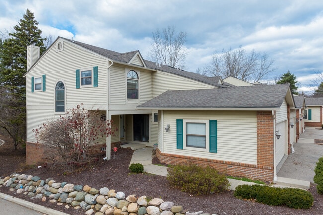 Walnut Woods Condominiums in West Bloomfield, MI - Building Photo - Primary Photo