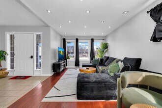 7003 Kalar Rd in Niagara Falls, ON - Building Photo - Building Photo