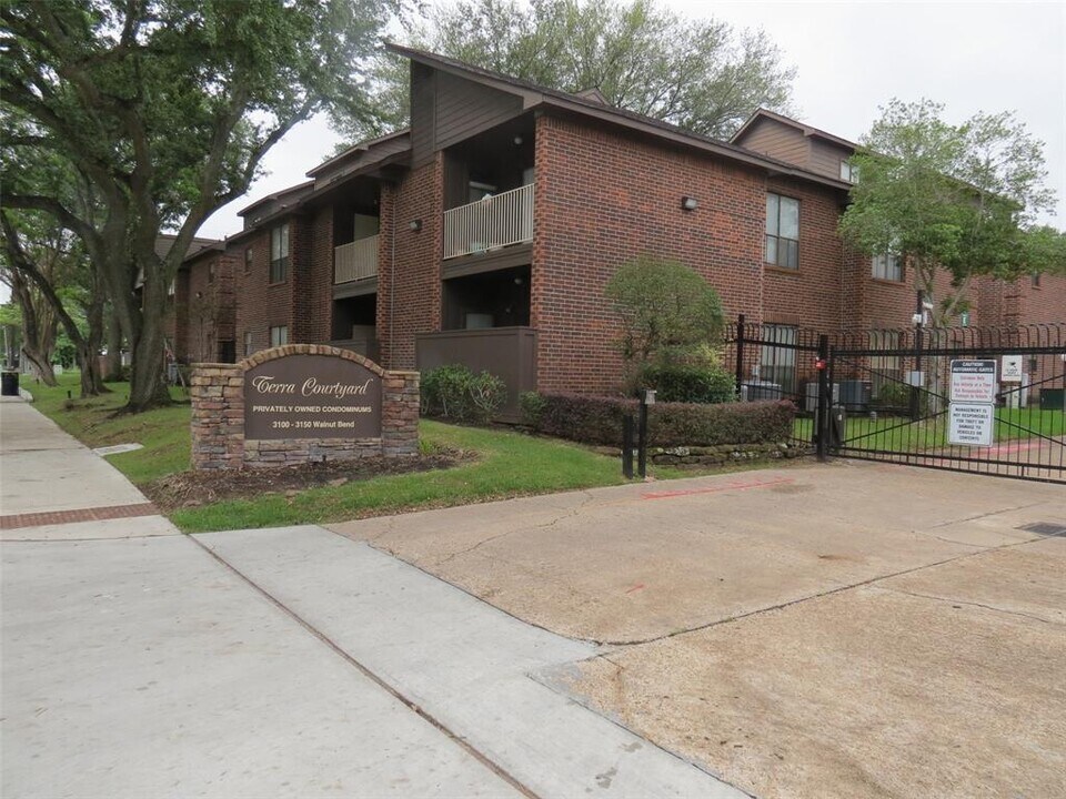 3100 Walnut Bend Ln Photo