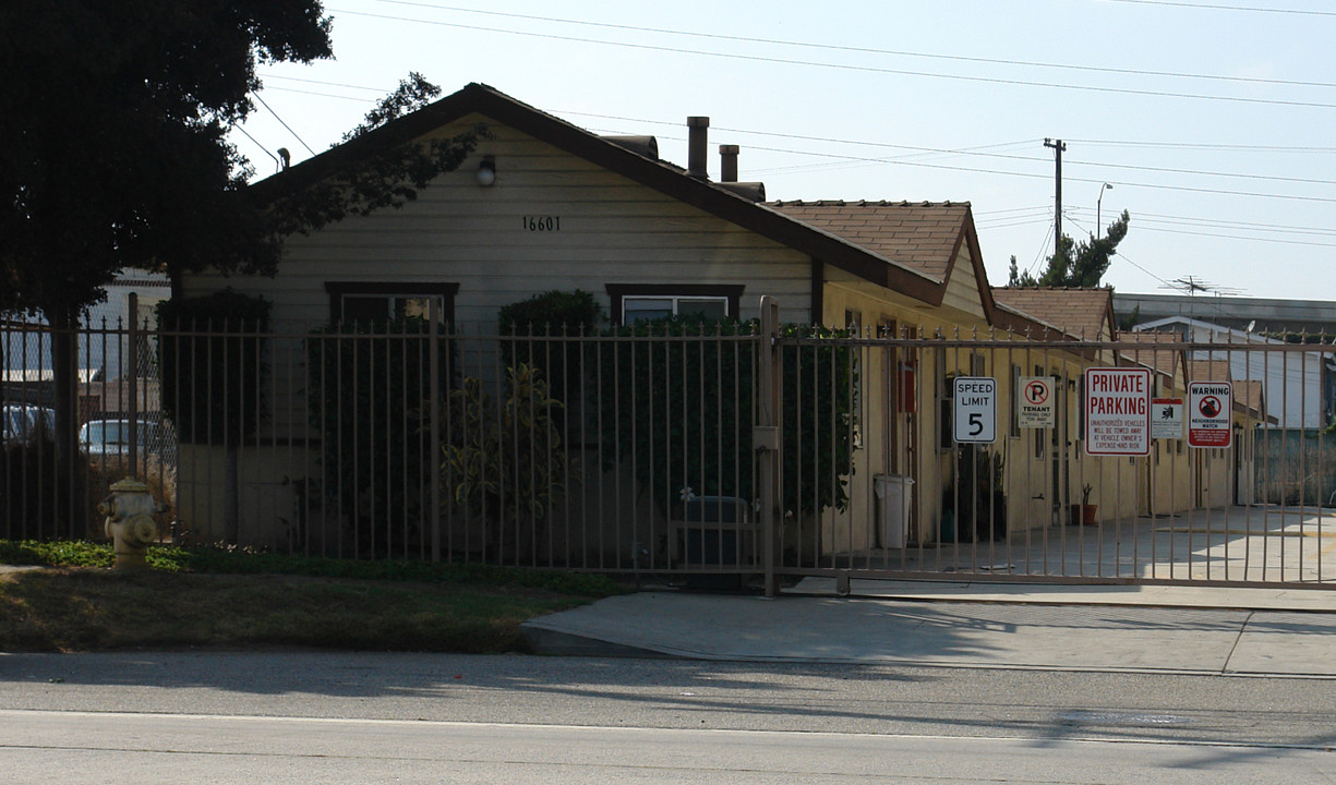 16601 S Figueroa St in Gardena, CA - Foto de edificio