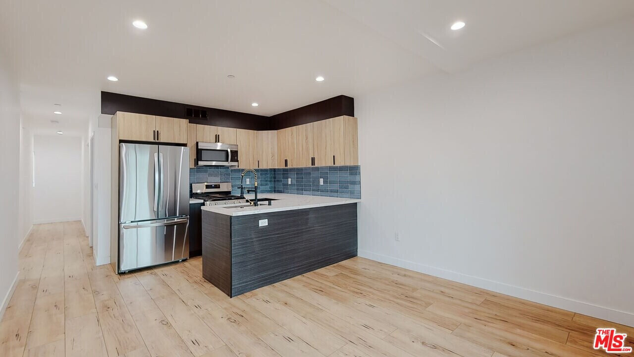 6807 Gloria Ave in Los Angeles, CA - Building Photo