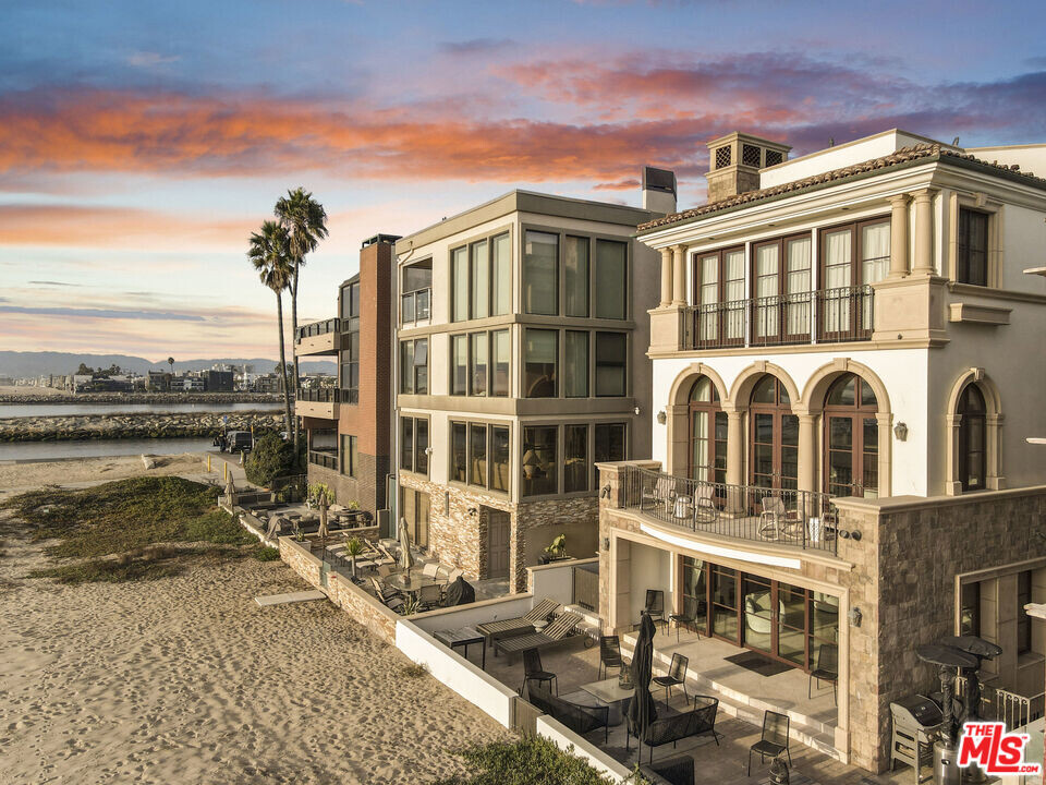 6209 Ocean Front Walk in Los Angeles, CA - Building Photo