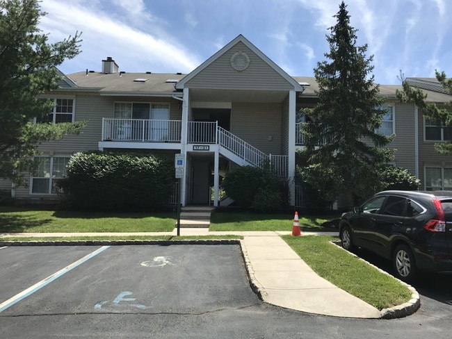 29 Amberly Ct, Unit 29 in Franklin Township, NJ - Foto de edificio - Building Photo