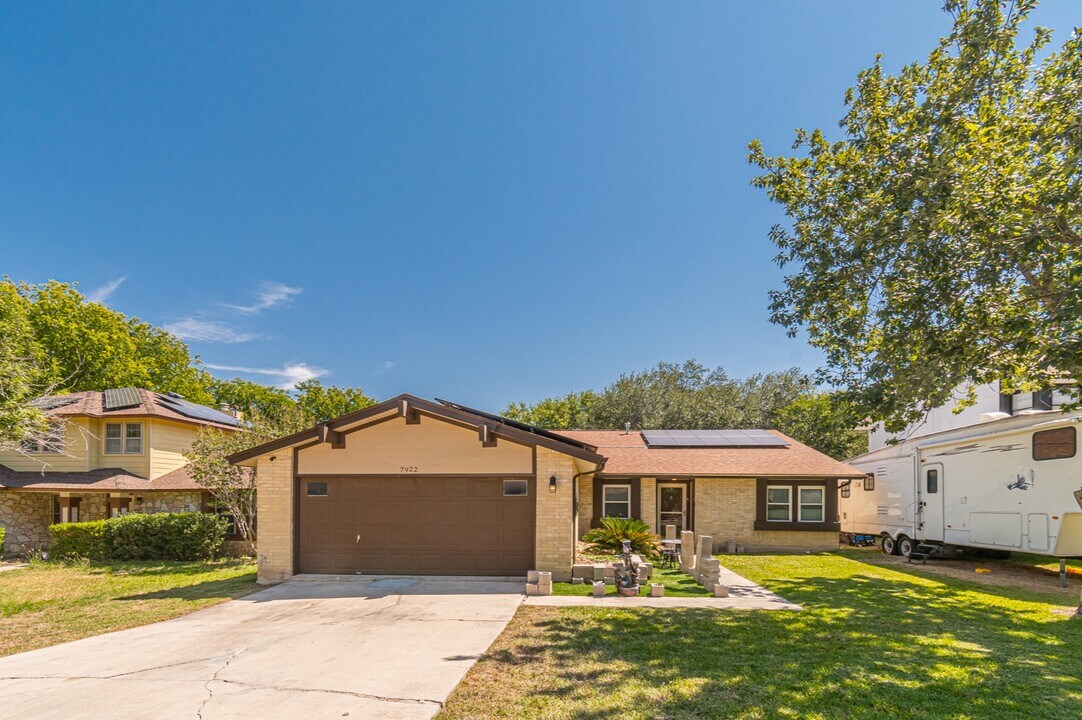 7922 Misty Forest in San Antonio, TX - Building Photo