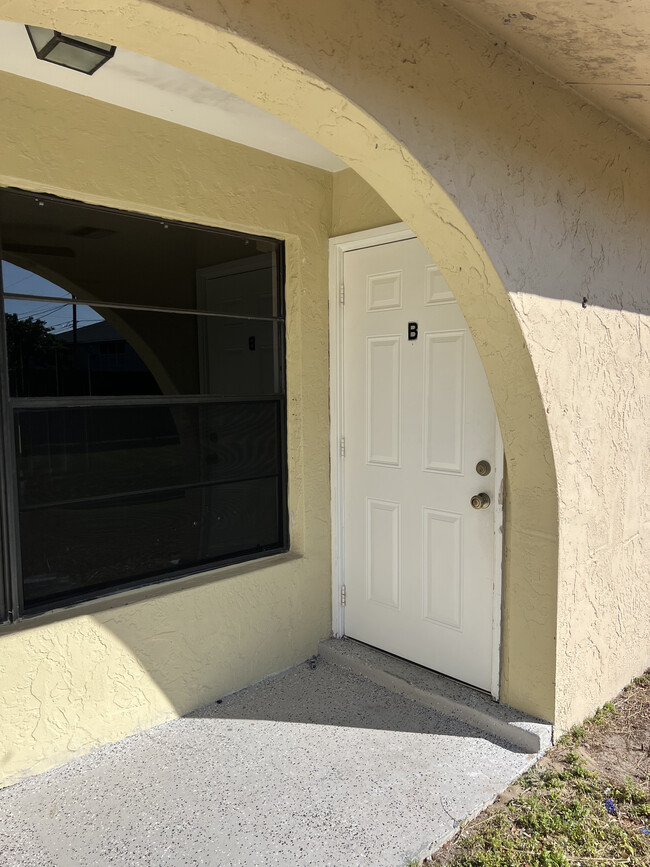 4629 SW 8th Pl, Unit B in Cape Coral, FL - Foto de edificio - Building Photo