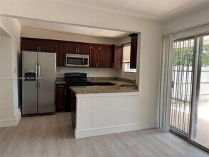 890 W 81st Pl in Hialeah, FL - Building Photo - Building Photo