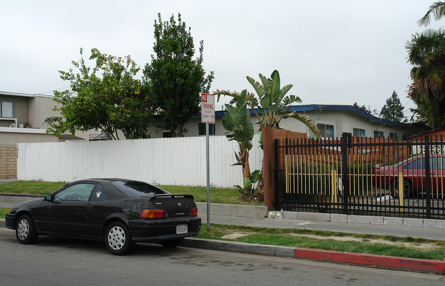 1935 Pomona Ave in Costa Mesa, CA - Foto de edificio - Building Photo