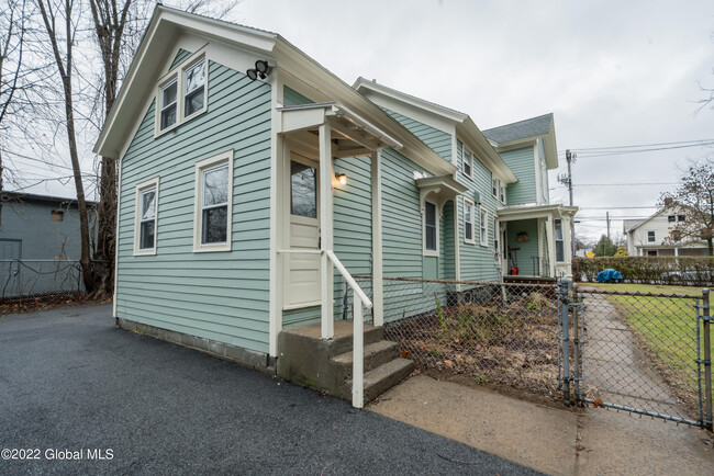 146 Bay St, Unit 4 in Glens Falls, NY - Building Photo - Building Photo