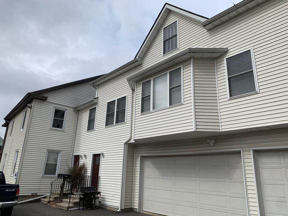 20 5th Ave in Danbury, CT - Building Photo