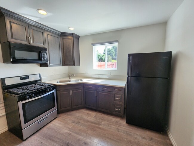 10452 Balboa Blvd in Los Angeles, CA - Building Photo - Building Photo