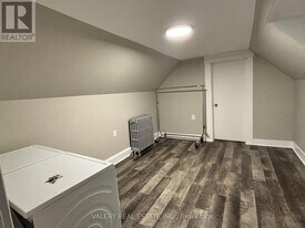 1091 Highland Ave in Windsor, ON - Building Photo