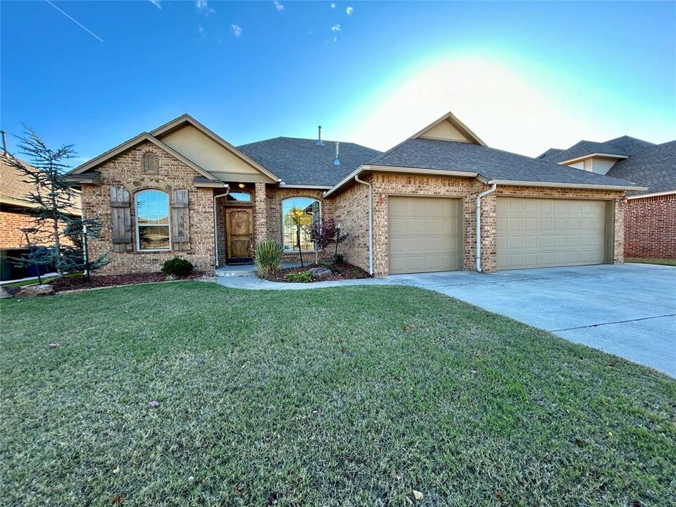 324 Donner Trail in Edmond, OK - Building Photo