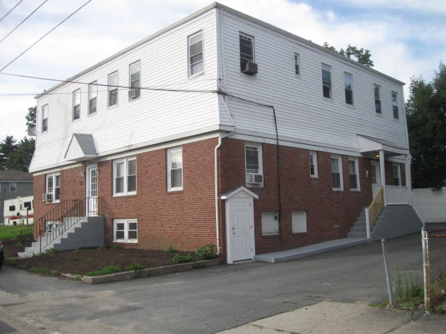 271 Woonasquatucket Ave in North Providence, RI - Foto de edificio