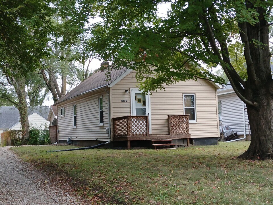 444 Carola St in Creve Coeur, IL - Foto de edificio