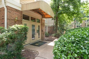 2204 Westcourt Ln in Herndon, VA - Building Photo