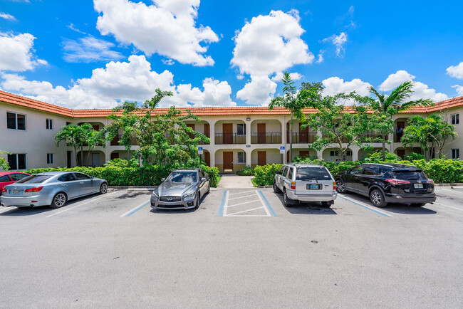 Lakeside Manor Apartments in Sunrise, FL - Building Photo - Building Photo