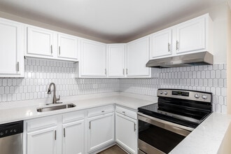 Fernwood Apartments in Middletown, CT - Building Photo - Interior Photo