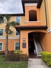 5467 Vineland Rd in Orlando, FL - Foto de edificio - Building Photo