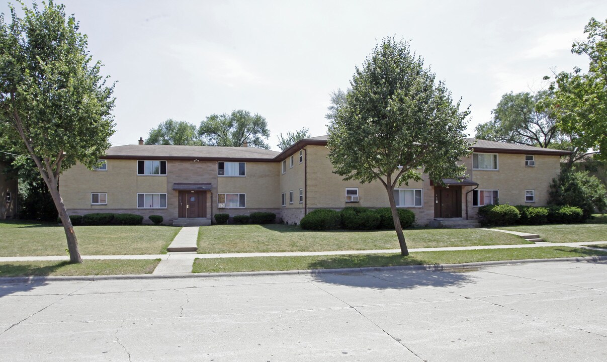 8215-8223 W Medford Ave in Milwaukee, WI - Foto de edificio