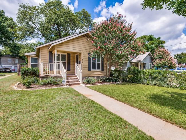 424 N Pecan St in Arlington, TX - Foto de edificio - Building Photo