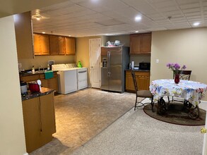 8809 Royal Crest Dr in Hyattsville, MD - Foto de edificio - Building Photo