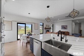 6817 Timber Ct, Unit 206 in Bettendorf, IA - Foto de edificio - Building Photo