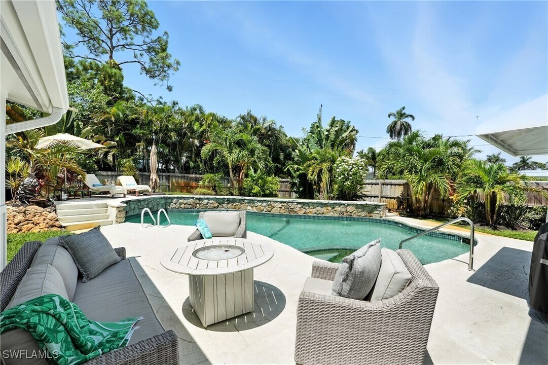 1063 22nd Ave N in Naples, FL - Building Photo