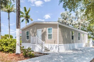 305 W Buell Dr in Ft. Myers, FL - Building Photo