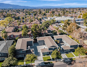 1355 S Wolfe Rd in Sunnyvale, CA - Foto de edificio - Building Photo