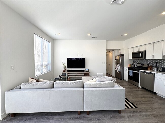 302 Broadway in Everett, MA - Building Photo - Building Photo