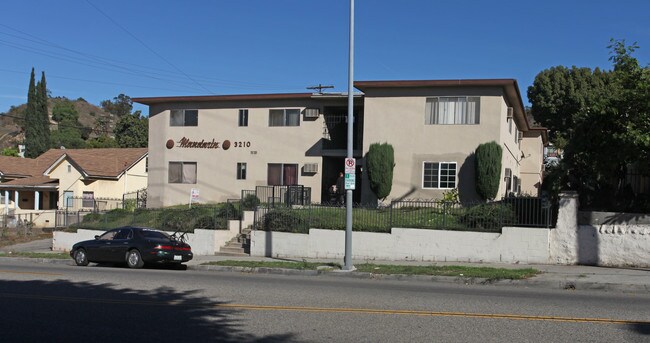 3210 Pasadena Ave in Los Angeles, CA - Foto de edificio - Building Photo