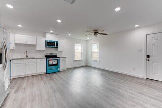 8128 Sterlingshire St in Houston, TX - Building Photo - Building Photo