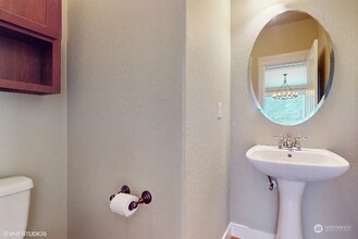 18204 123rd St E in Sumner, WA - Foto de edificio - Building Photo