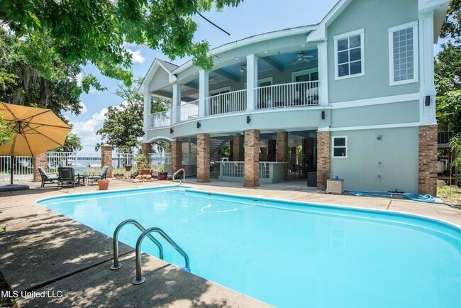 1085 Bayview Ave in Biloxi, MS - Building Photo - Building Photo