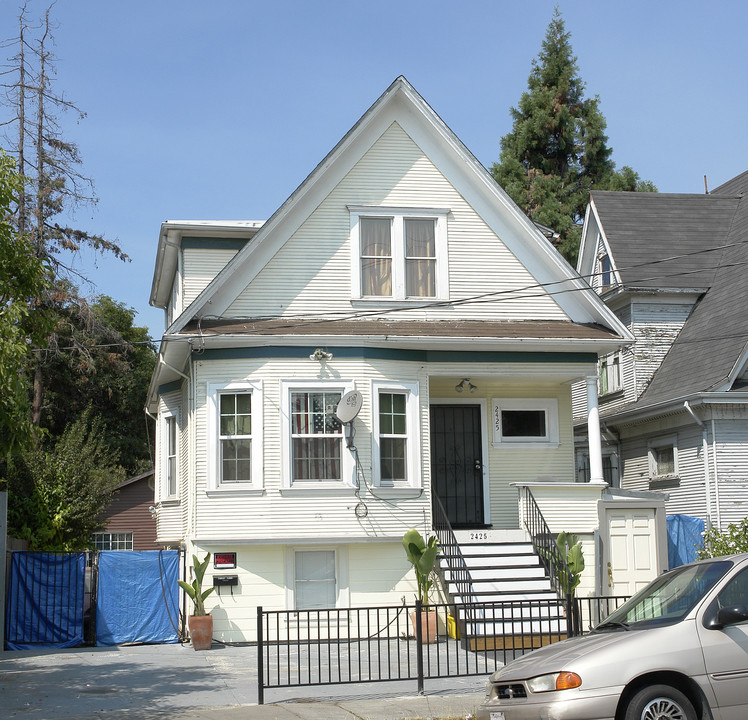 2425 Fruitvale Ave in Oakland, CA - Foto de edificio